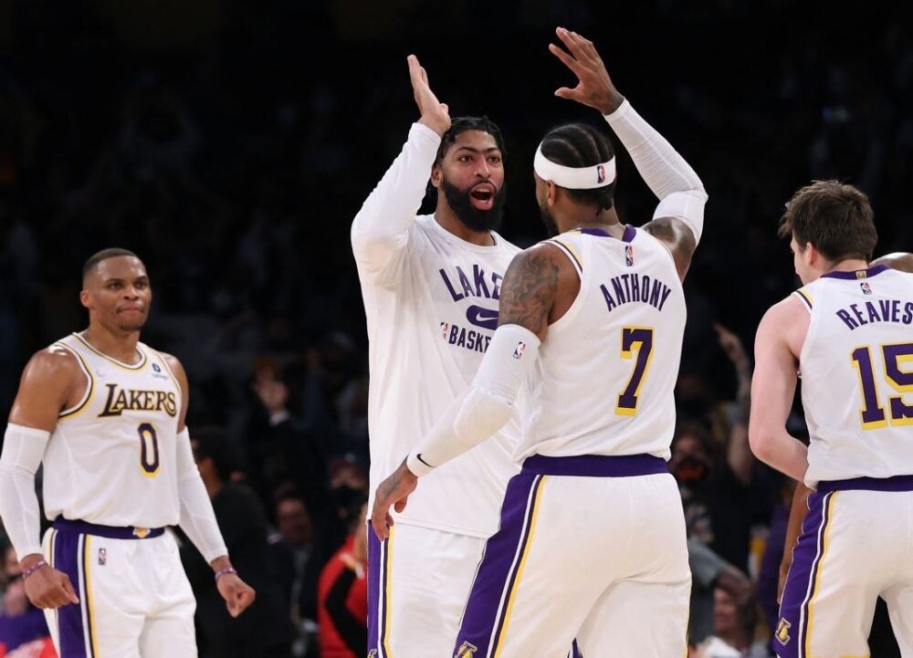  Carmelo Anthony comanda la primera victoria de los Ángeles Lakers