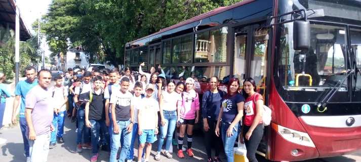 Atletas de los XIX Juegos Deportivos Estudiantiles se trasladan a bordo de Bus Gu�rico