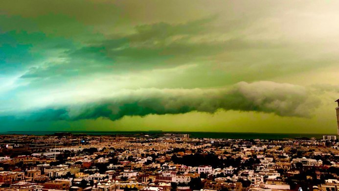 (+Video) Cielo verde y tormenta apocalíptica se suman al caos climático en Dubái